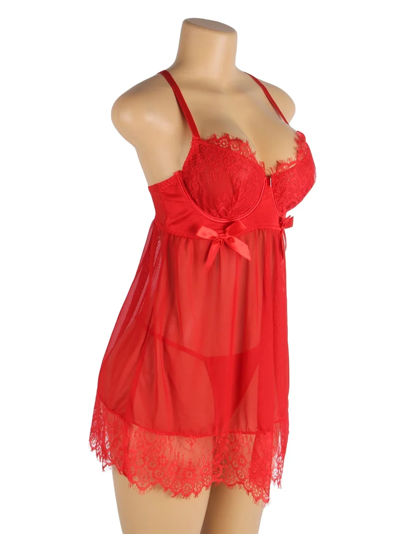 Rotes Babydoll aus Netzstoff mit Bügeln und Polsterung, gekreuztem Rückenausschnitt, Wimpernspitze an Brust und Saum, Schleife am Dekolleté und passendem Höschen.
