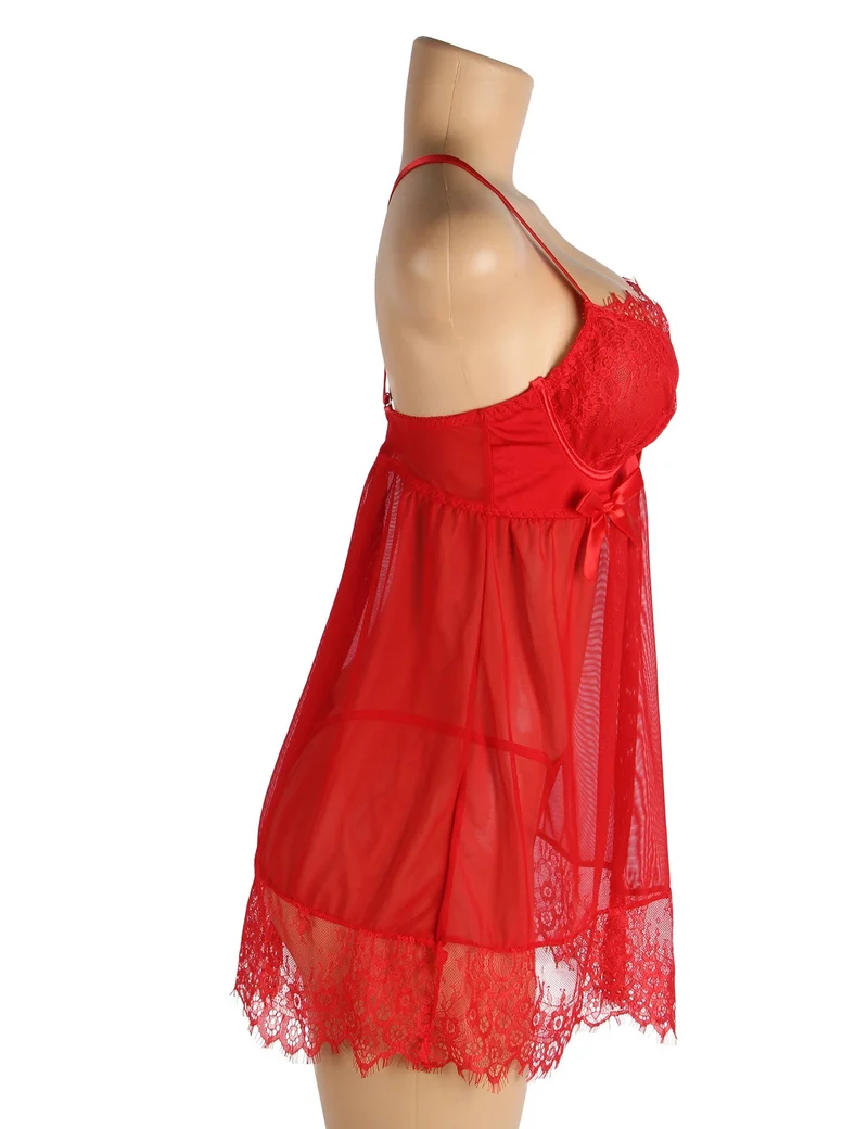 Rotes Babydoll aus Netzstoff mit Bügeln und Polsterung, gekreuztem Rückenausschnitt, Wimpernspitze an Brust und Saum, Schleife am Dekolleté und passendem Höschen.
