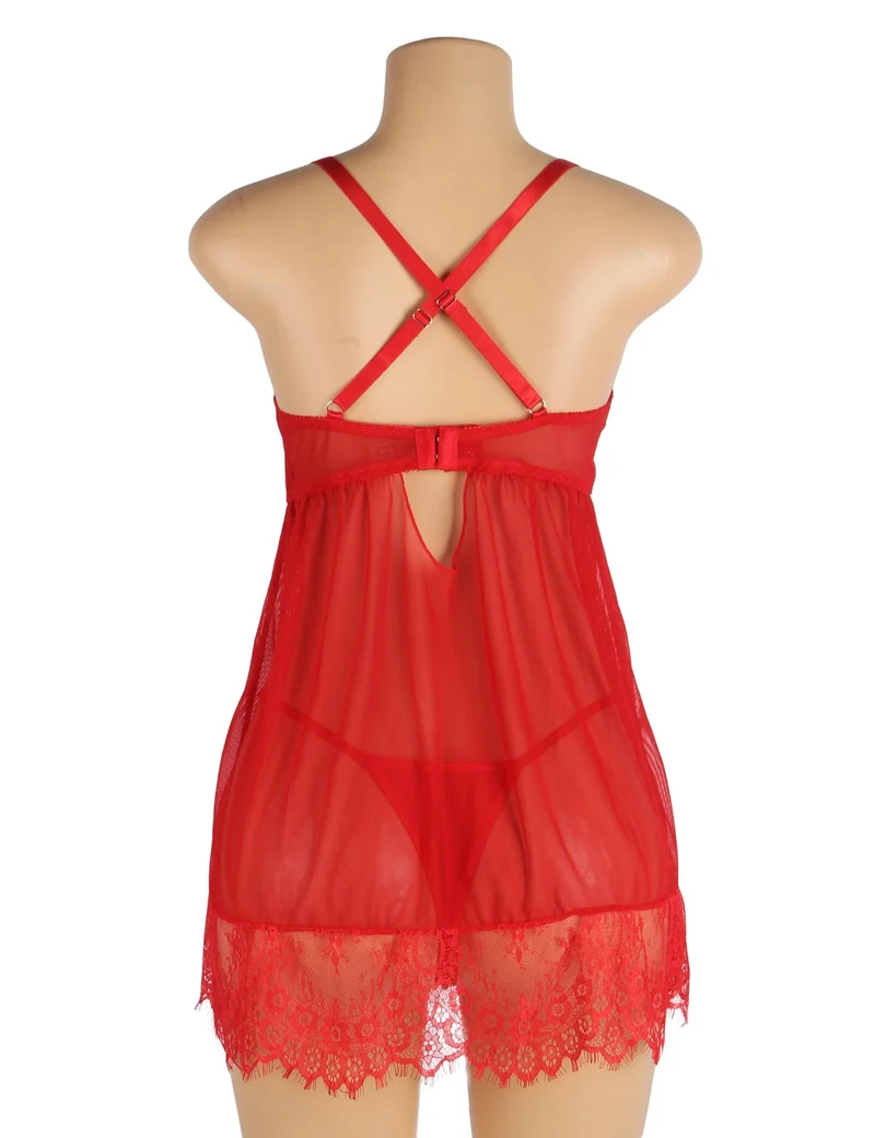 Rotes Babydoll aus Netzstoff mit Bügeln und Polsterung, gekreuztem Rückenausschnitt, Wimpernspitze an Brust und Saum, Schleife am Dekolleté und passendem Höschen.