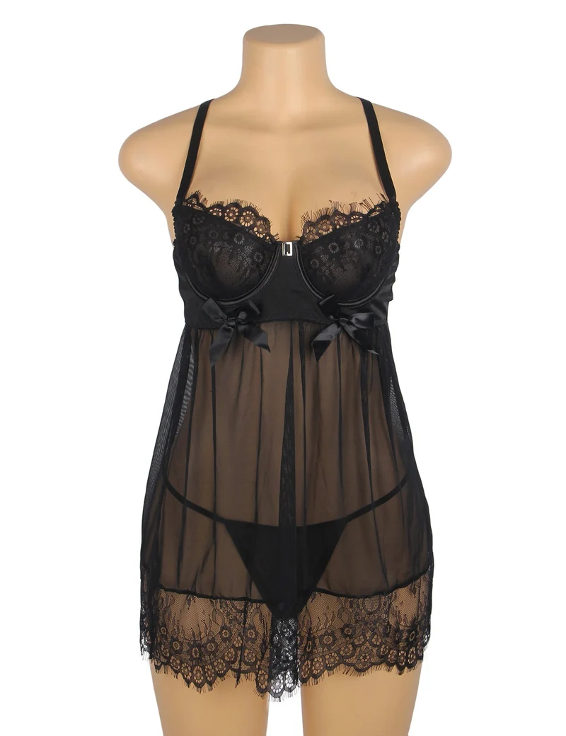 Schwarzes Babydoll aus Netzstoff mit Bügeln und Polsterung, gekreuztem Rückenausschnitt, Wimpernspitze an Brust und Saum, Schleife am Dekolleté und passendem Höschen.