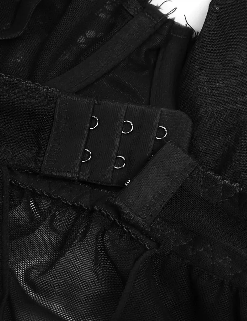 Schwarzes Babydoll aus Netzstoff mit Bügeln und Polsterung, gekreuztem Rückenausschnitt, Wimpernspitze an Brust und Saum, Schleife am Dekolleté und passendem Höschen.