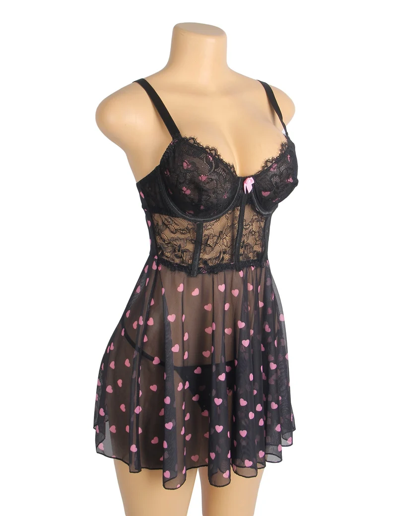 Schwarzes Babydoll aus Spitze mit Herzmuster, Wimpernspitzenbesatz am Brustbereich, Schleifenakzent und passendem T-Shirt-Set