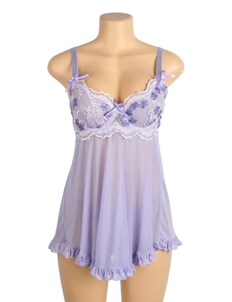 Lila Babydoll aus Netzstoff mit 3D-Blumenstickerei, Schleifenverzierung, Rüschensaum, formgebendem Oberteil und passendem Höschen.