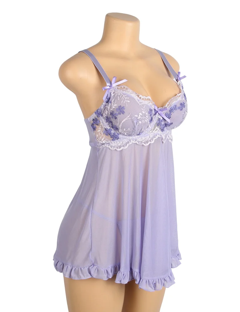 Lila Babydoll aus Netzstoff mit 3D-Blumenstickerei, Schleifenverzierung, Rüschensaum, formgebendem Oberteil und passendem Höschen.