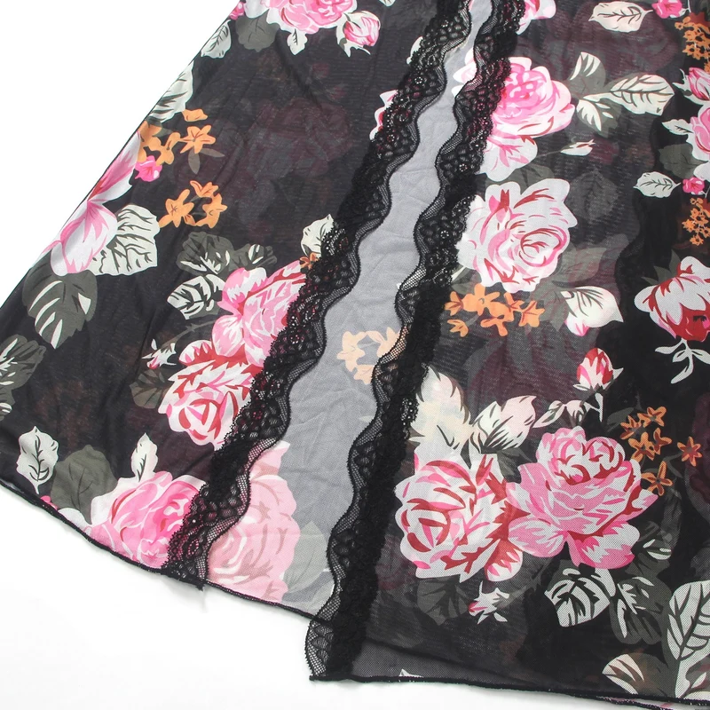 Langes Nachthemd aus floral bedrucktem Mesh und Spitze mit gefüttertem Oberteil, hohem Schlitz vorne, offenem Rücken und T-Rücken-Set