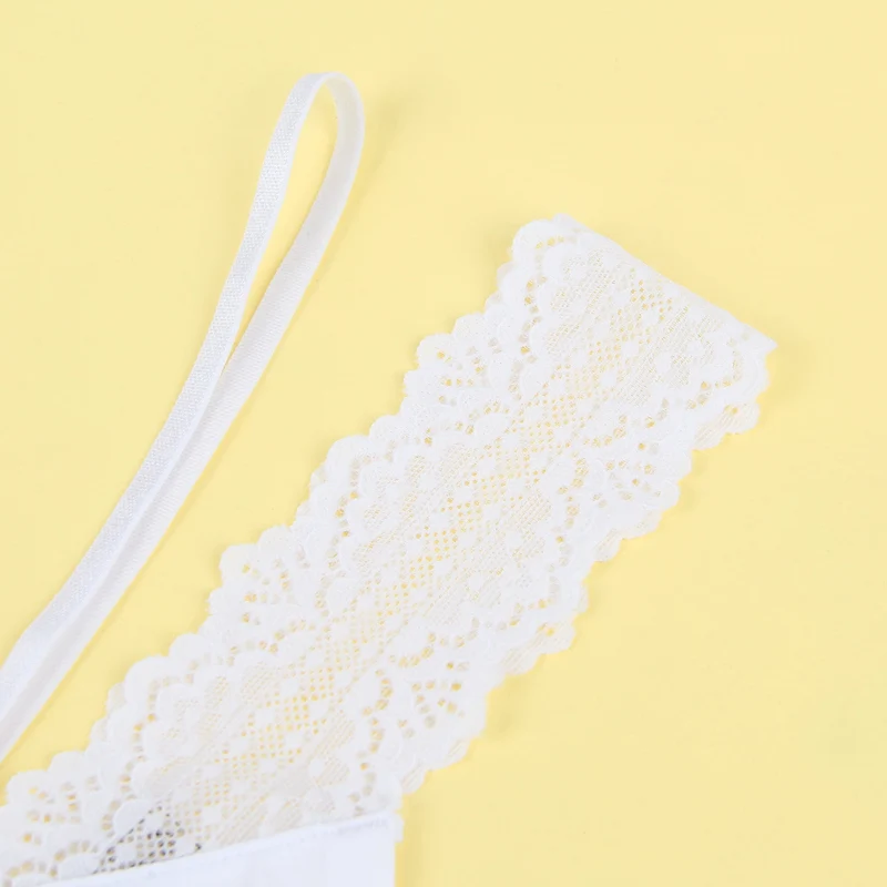 Weißer, nahtloser Slip aus Nylon-Bademodenstoff mit Zierring, Baumwollpolsterung und geklebtem Saum