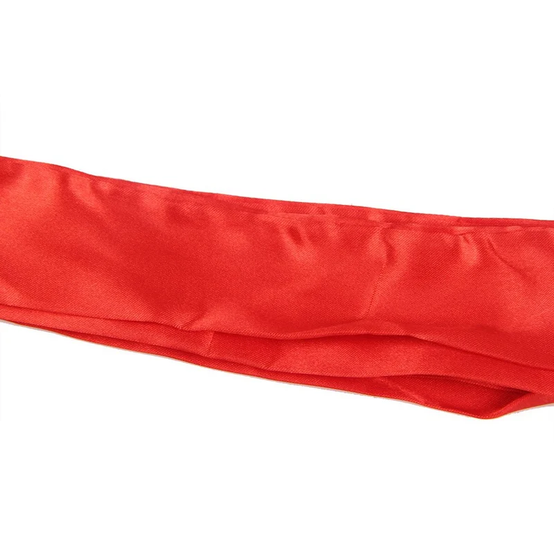Roter, offener Morgenmantel aus Netzstoff mit Glockenärmeln, Spitzenbesatz an Ärmelbündchen, Vorderseite und Saum, Kunstseidengürtel und passendem String-Set