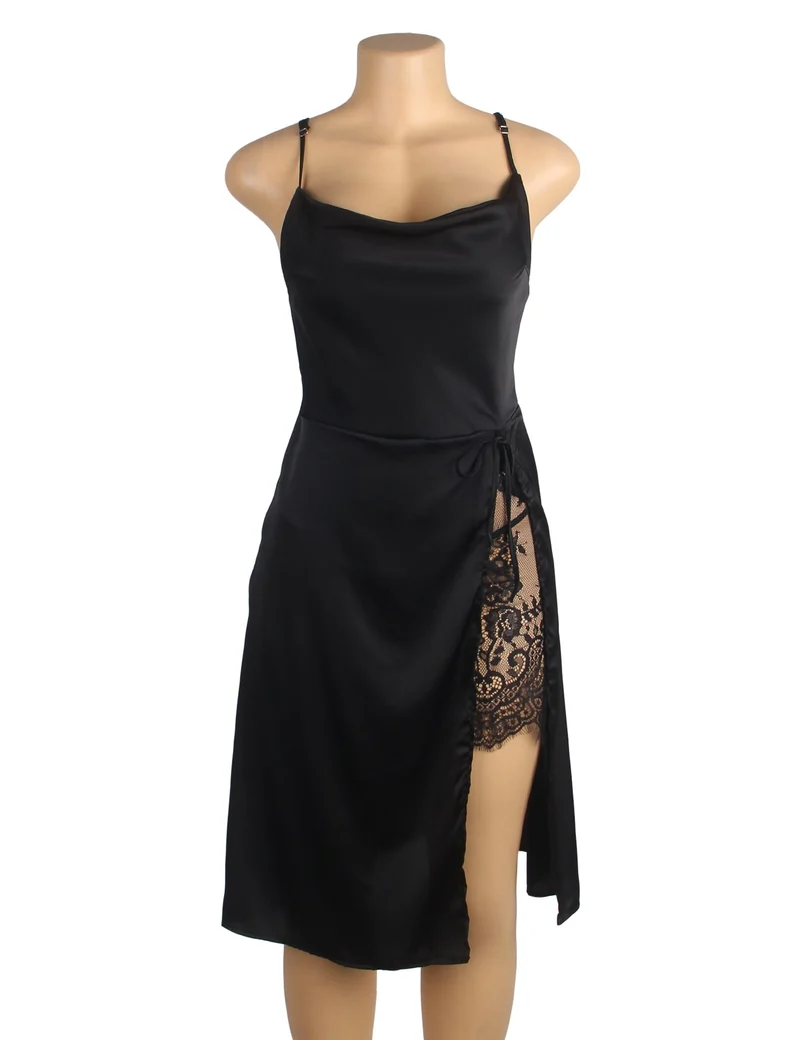 Schwarzes, elastisches Satin-Camisole-Kleid mit drapiertem Ausschnitt, verdecktem Reißverschluss, offenem Rücken und hohem, spitzenbesetztem Schlitz.