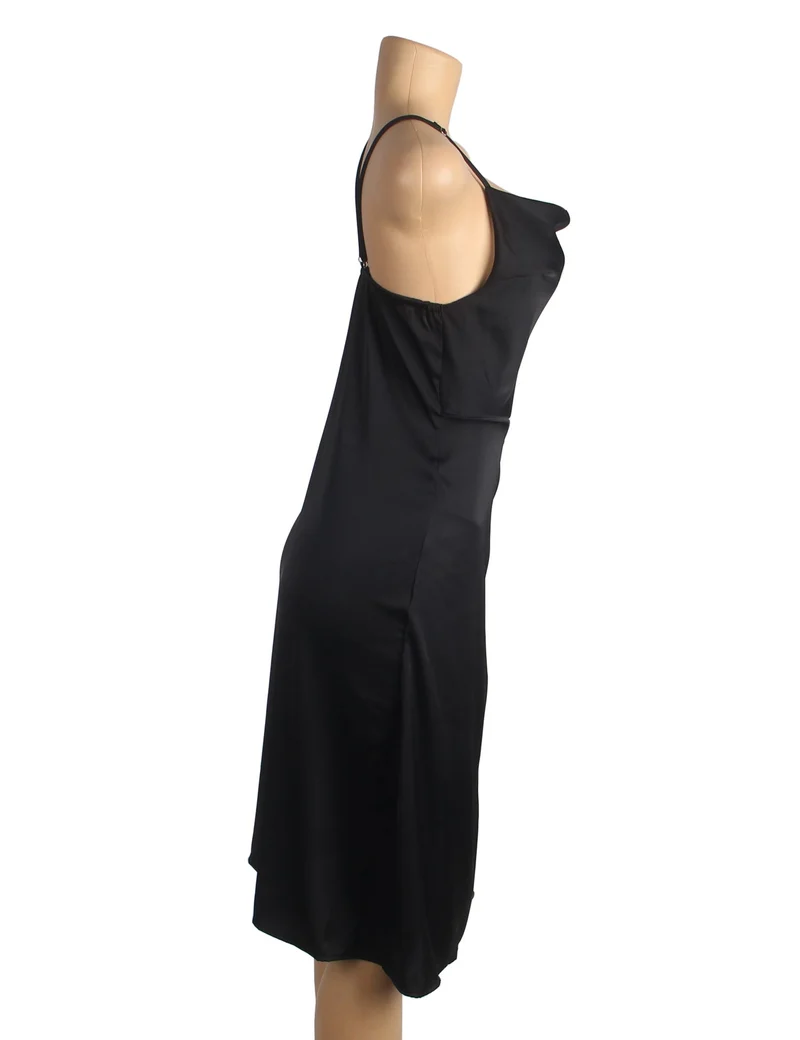 Schwarzes, elastisches Satin-Camisole-Kleid mit drapiertem Ausschnitt, verdecktem Reißverschluss, offenem Rücken und hohem, spitzenbesetztem Schlitz.