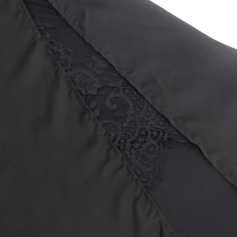 Schwarzes, elastisches Satin-Camisole-Kleid mit drapiertem Ausschnitt, verdecktem Reißverschluss, offenem Rücken und hohem, spitzenbesetztem Schlitz.