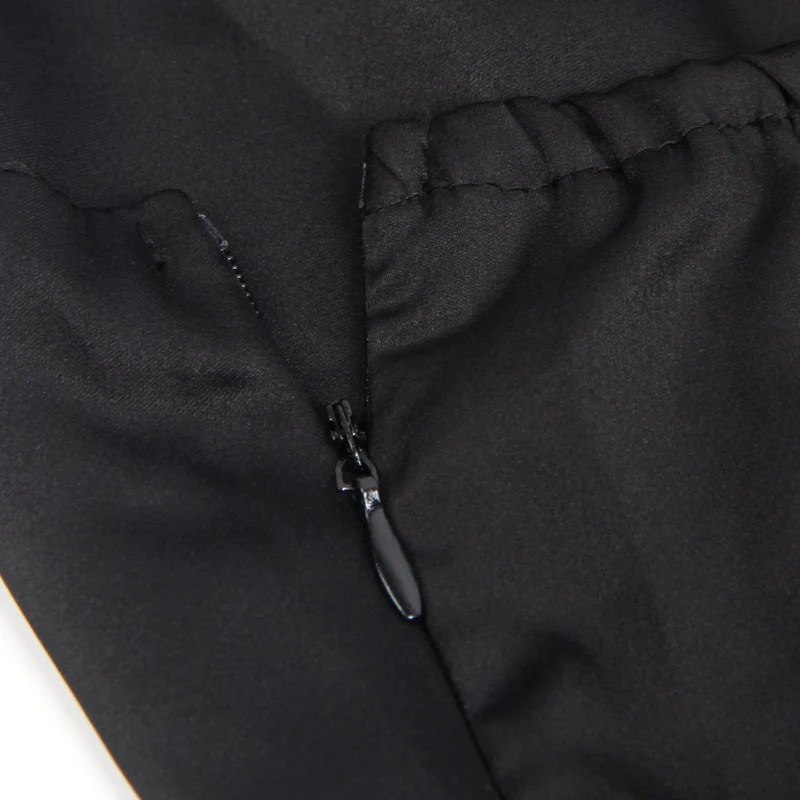 Schwarzes, elastisches Satin-Camisole-Kleid mit drapiertem Ausschnitt, verdecktem Reißverschluss, offenem Rücken und hohem, spitzenbesetztem Schlitz.