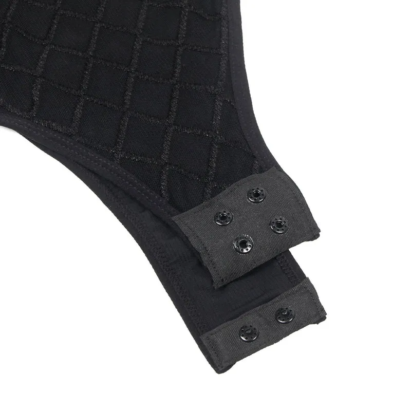 Schwarzer, hochgeschlossener Body aus Diamant-Mesh mit Ausschnitt am Rücken, runden Knopfdetails, Schwimmfutter und Druckknöpfen im Schritt
