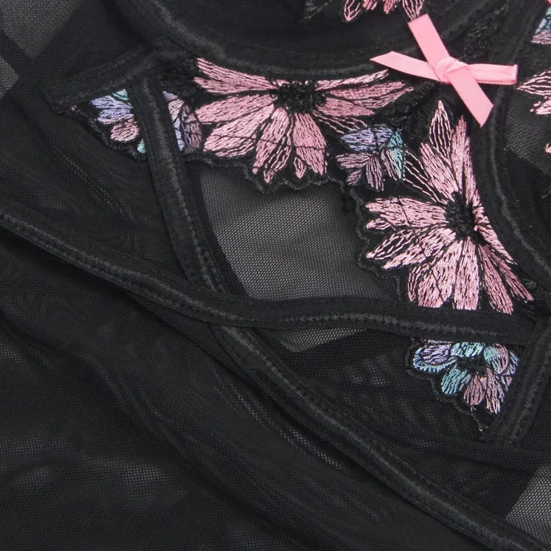 Schwarzes Babydoll aus Netzstoff mit Blumenstickerei, Bügel-BH, Knopfverschluss hinten, Schleifenverzierungen und passendem T-Shirt-Set