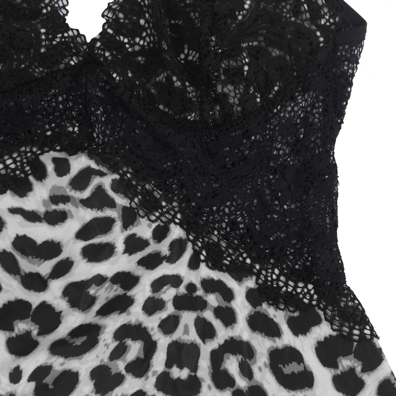 Babydoll mit gelb-weißem Leopardenmuster, tiefem V-Ausschnitt, Spitzenbesatz, floraler Applikation am Träger und String.