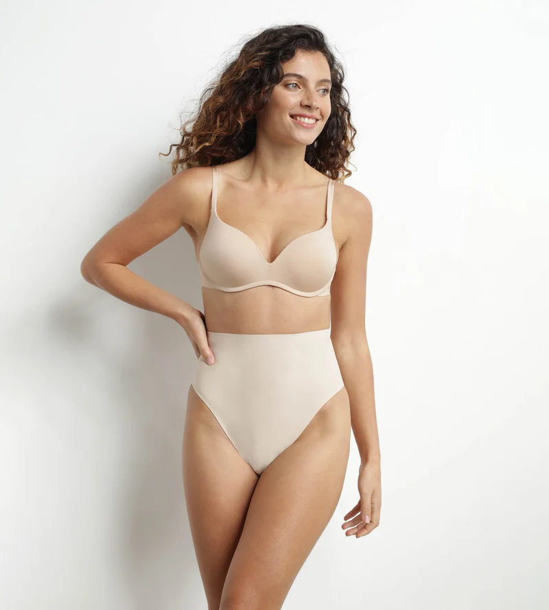 Hautfarbener nahtloser Shaping-String für Damen mit hohem Bund – DIM Silhouette Invisible