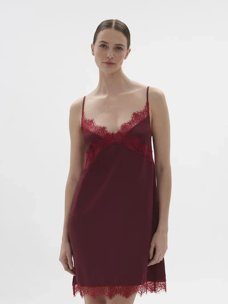 Simone Perele – Satin Secrets Kurzes Nachthemd Spinellrot