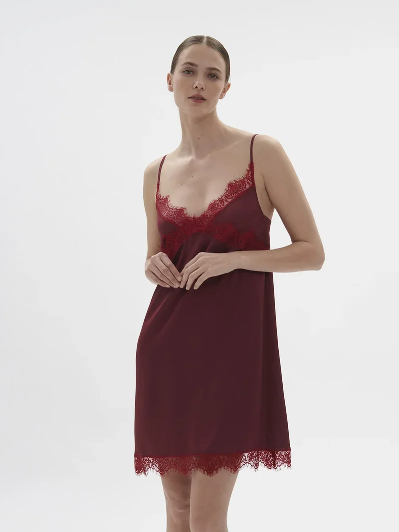 Simone Perele – Satin Secrets Kurzes Nachthemd Spinellrot