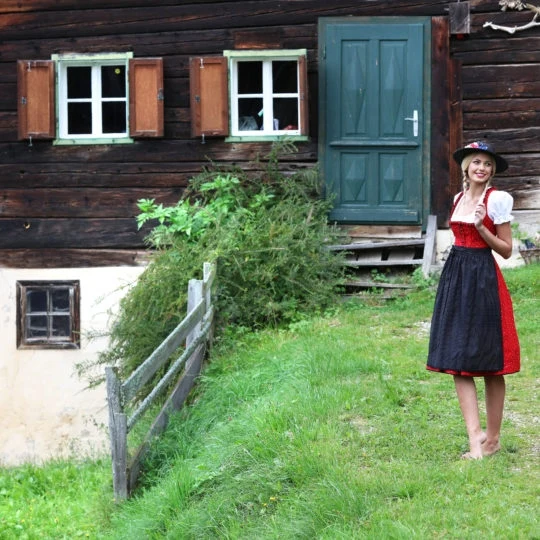 Dirndl Tirolerin aus der "Hoamat" Kollektion von Wenger