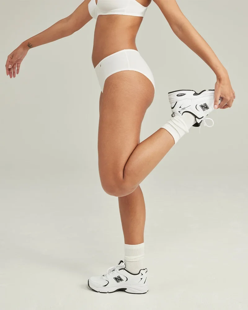 Nudea - Stretch-Bikinihose mit mittelhohem Bund, Weiß