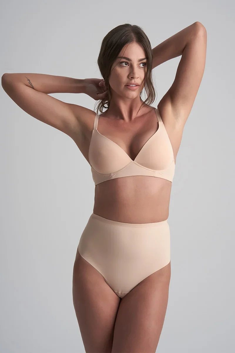 ByeBra – Formgebende Unterwäsche (Starker Halt) Formgebender String-Tanga mit mittelhoher Taille, Beige