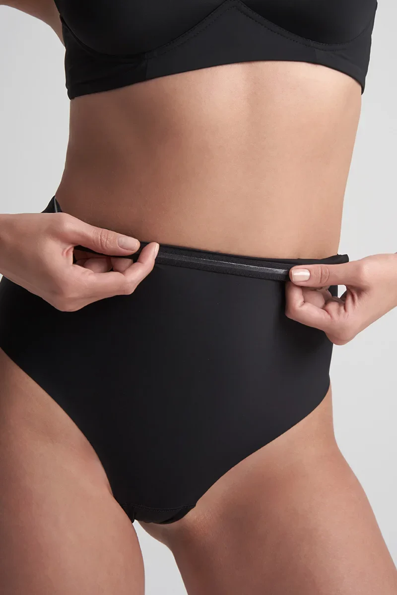 ByeBra – Formgebende Unterwäsche (Starker Halt) Formgebender String-Tanga mit mittelhoher Taille, Schwarz