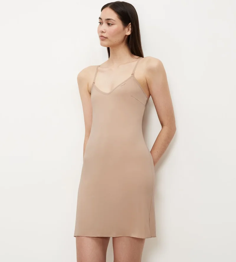Triumph – Körper-Make-up-Essentials: Kleid für glatte Haut
