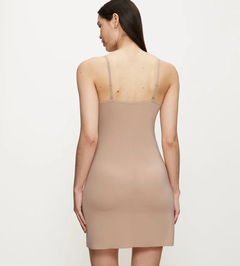 Triumph – Körper-Make-up-Essentials: Kleid für glatte Haut
